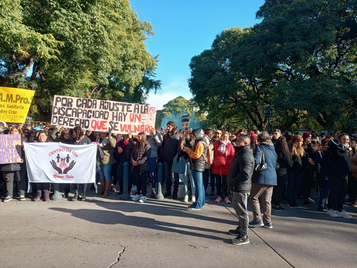 Cientos de personas se congregaron este miércoles en la Legislatura.