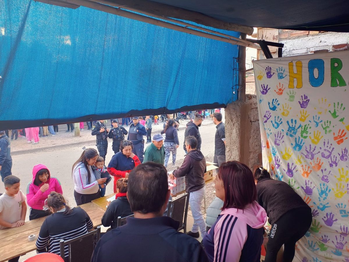 Una postal que se repitió en la mayoría de los merenderos de Mendoza. Cientos de personas Una postal que se repitió en la mayoría de los merenderos de Mendoza. Cientos de personas