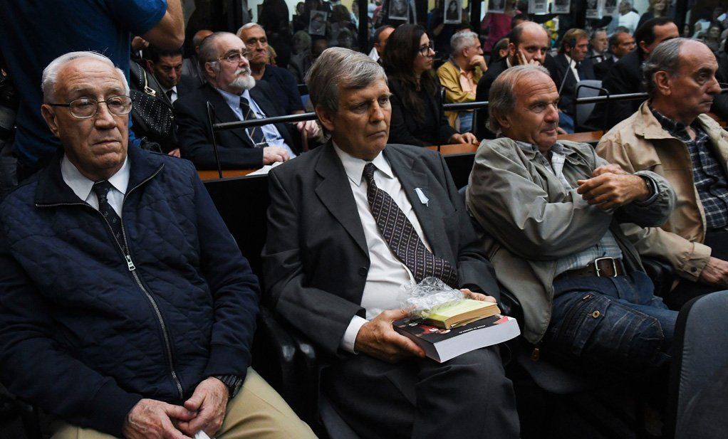 Sentencia. Alfredo Astiz, al lado de Jorge "Tigre" Acosta cuando fueron condenados en 2011. Sentencia. Alfredo Astiz, al lado de Jorge "Tigre" Acosta cuando fueron condenados en 2011.