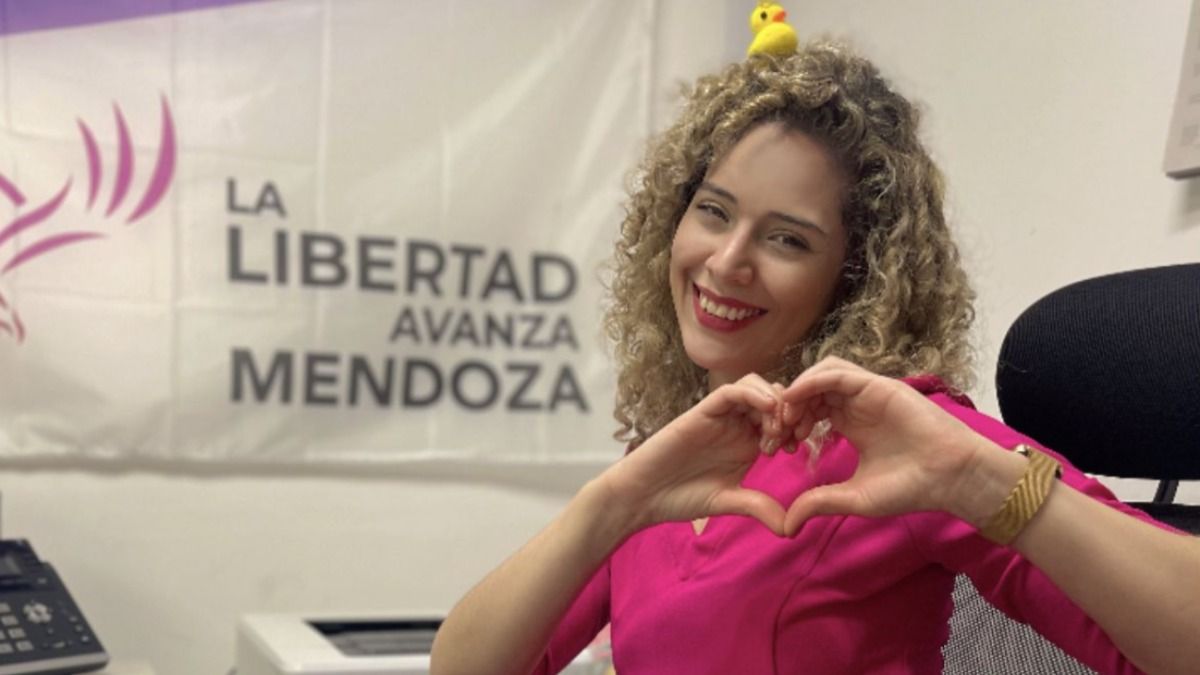 Lourdes Arrieta, y un corazoncito típico que hace en sus fotos. Lourdes Arrieta, y un corazoncito típico que hace en sus fotos.