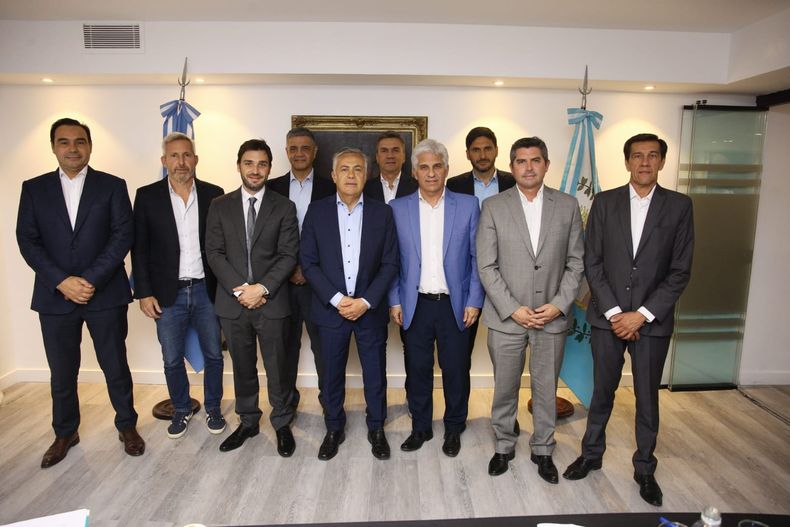 Alfredo Cornejo y los otros nueve gobernadores de Juntos por el Cambio firmarán el Pacto de Mayo Alfredo Cornejo y los otros nueve gobernadores de Juntos por el Cambio firmarán el Pacto de Mayo