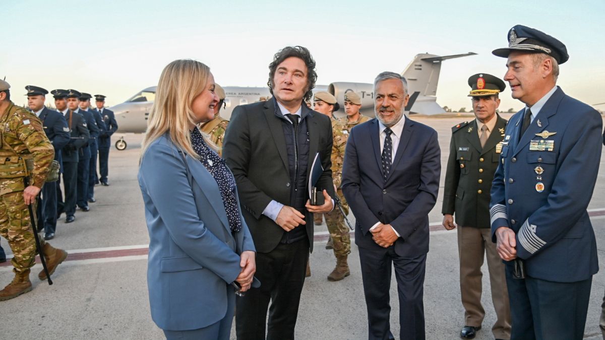 Hebe Casado, Javier Milei y Alfredo Cornejo con autoridades de la IV Brigada Aérea. Hebe Casado, Javier Milei y Alfredo Cornejo con autoridades de la IV Brigada Aérea.