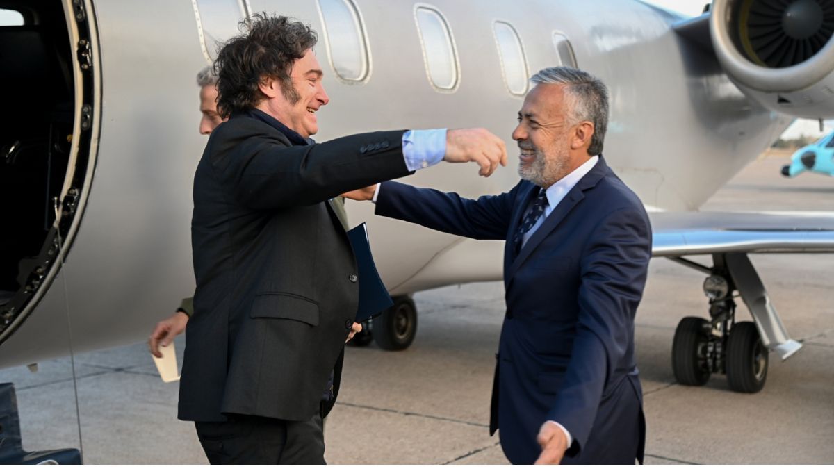 Alfredo Cornejo recibió al presidente Javier Milei en la IV Brigada Aérea. Alfredo Cornejo recibió al presidente Javier Milei en la IV Brigada Aérea.