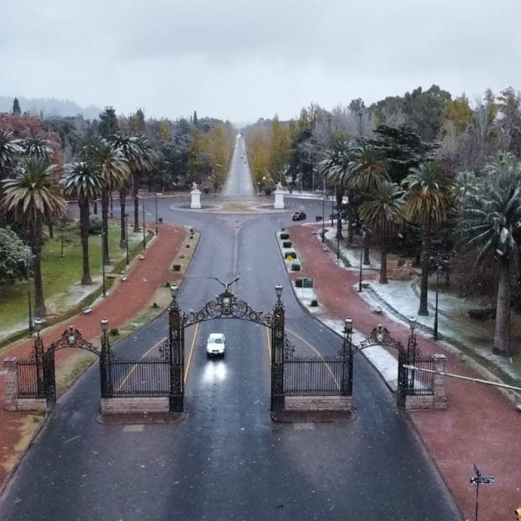 Este domingo nevó en el llano en el Gran Mendoza. Se esperan temperaturas extremas entre las 7 y las 9 de este lunes.