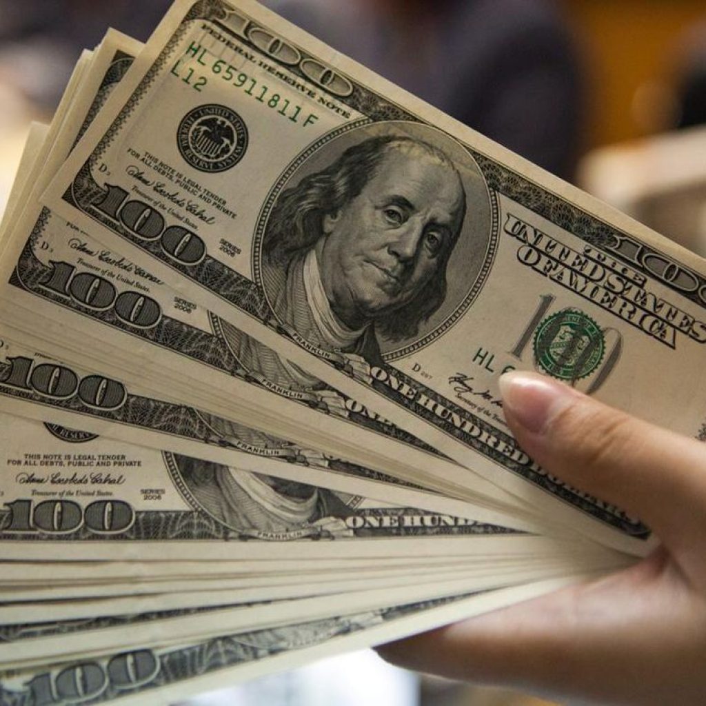 El dólar blue sigue subiendo y se desprende del oficial.