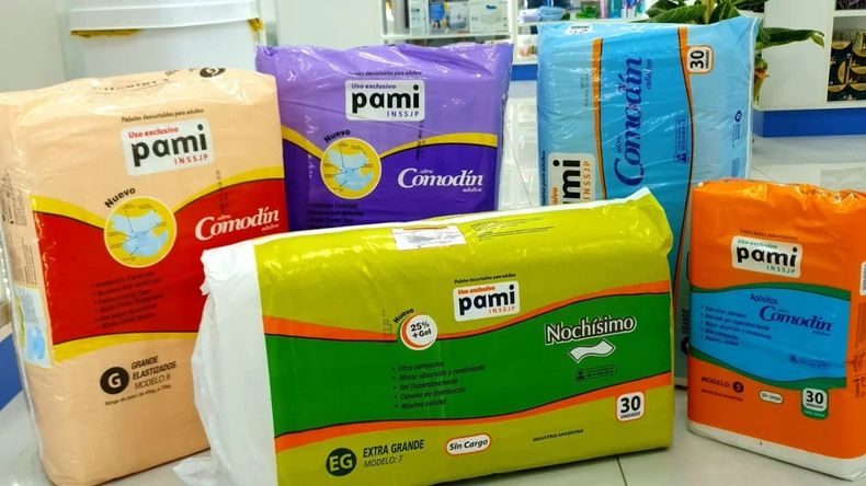 Cada beneficiario de PAMI recibe tres bolsones de pañales por mes.