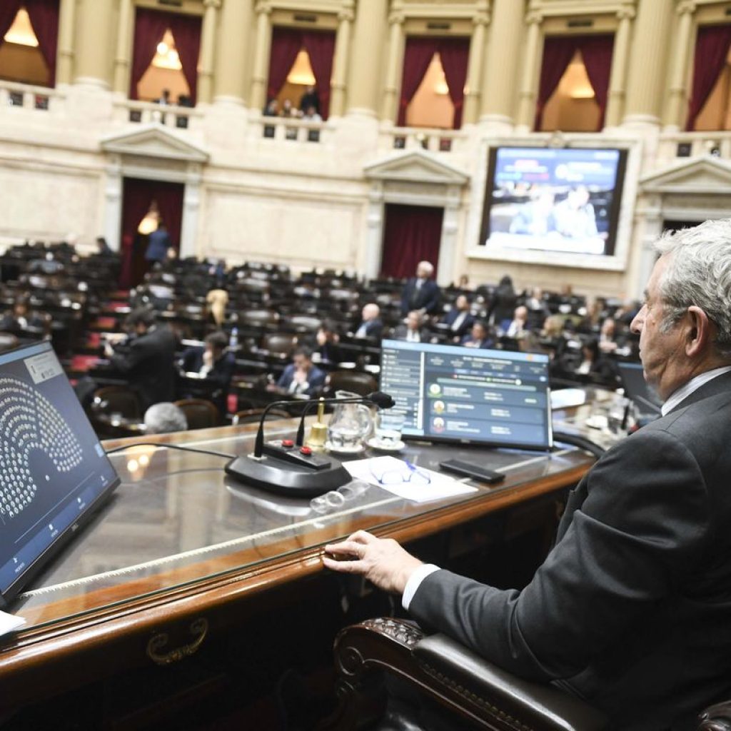 El diputado nacional Julio Cobos le pidió a Milei no romper el equilibrio social. Diputados le dio media sanción al proyecto de ley de financiamiento universitario.