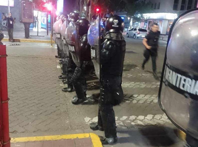 Hubo 13 detenidos en la protesta contra San Jorge este jueves por la noche en Mendoza.